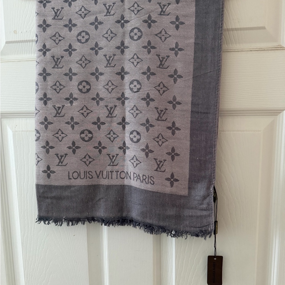Louis Vuitton Gray Monogram Scarf - NWT - Picture 2 of 3